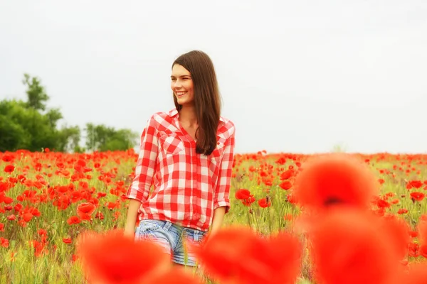 Joven Hermosa Mujer Caminando Campo Amapola Chica Feliz Entre Flores —  Fotos de Stock
