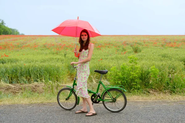 Mujer Hermosa Joven Con Paseos Bicicleta Campo Amapola Verano Aire — Foto de Stock