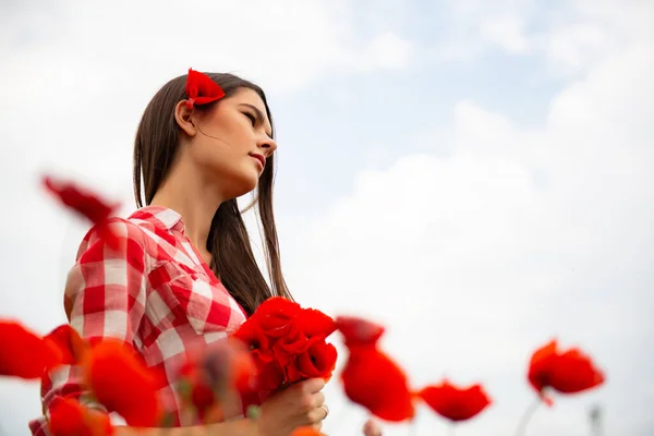 Joven Hermosa Mujer Alegre Caminando Entre Amapola Flor Campo Primavera —  Fotos de Stock
