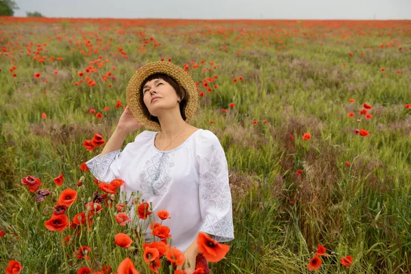 Attraktive Erwachsene Ukrainische Frau Weißem Hemd Mit Stickerei Und Strohhut — Stockfoto