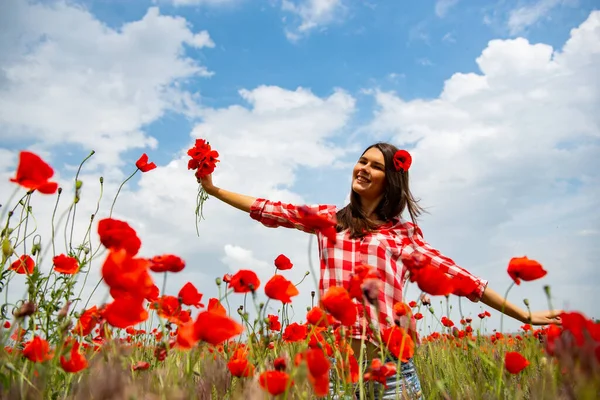 Jeune Belle Femme Souriante Heureuse Dansant Parmi Pavot Fleurs Champ — Photo