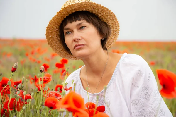 Veselý Atraktivní Střední Dospělý Ucrainian Žena Sobě Bílou Košili Výšivkou — Stock fotografie