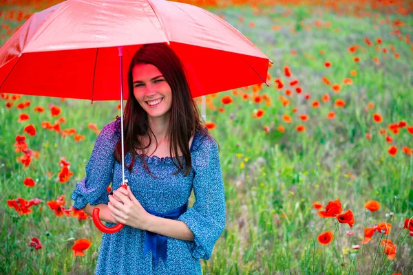 Joven Hermosa Mujer Sonriente Con Dramas Verano Sosteniendo Paraguas Rojo —  Fotos de Stock