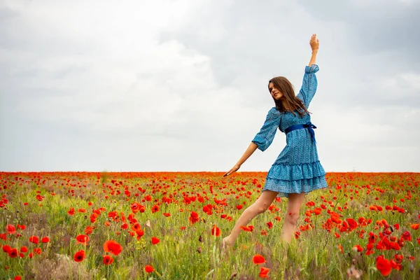 年轻漂亮的女人 对罂粟的场 夏季户外 — 图库照片