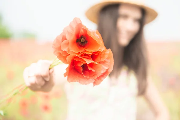 年轻美丽的快乐女人 田里有一堆罂粟 夏天在户外 — 图库照片