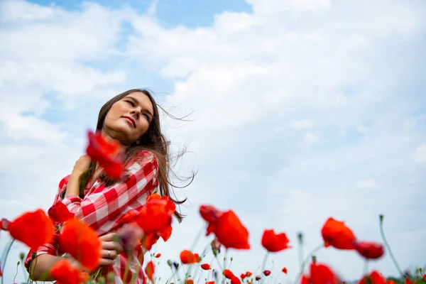 Mladá Krásná Veselá Žena Kráčející Mezi Kvetoucím Mákem Jarním Poli — Stock fotografie