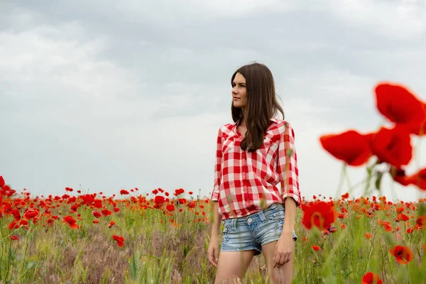 Mladá Krásná Žena Makovém Poli Létě Venkovní — Stock fotografie