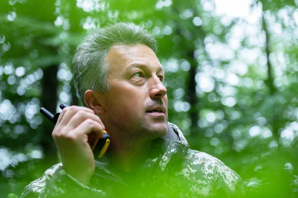 Uomo Maturo Parla Con Radio Nella Foresta Ritratto Esterno Maschile — Foto Stock