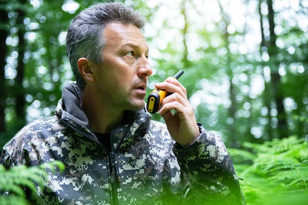 Uomo Maturo Passeggiate Escursioni Nella Foresta Montagna Utilizzando Radio Set — Foto Stock