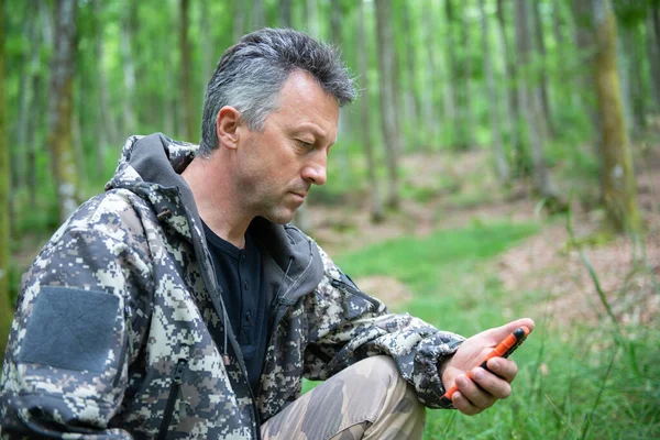 Dojrzały Mężczyzna Spacery Wędrówki Lesie Górskim Przy Użyciu Telefonu Komórkowego — Zdjęcie stockowe