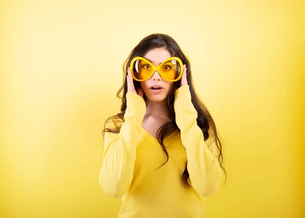Radostně Vzrušený Překvapený Mladá Žena Velkými Legrační Brýle Přes Žluté — Stock fotografie