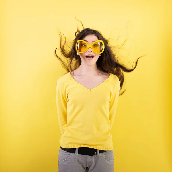 Glücklich Lächelnd Aufgeregt Komisch Überraschte Junge Attraktive Frau Mit Langem — Stockfoto