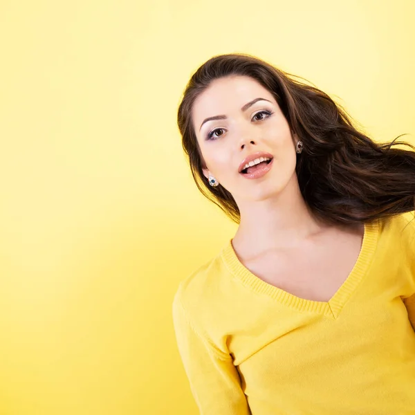 Retrato Una Hermosa Joven Morena Con Perfecto Pelo Rizado Marrón — Foto de Stock