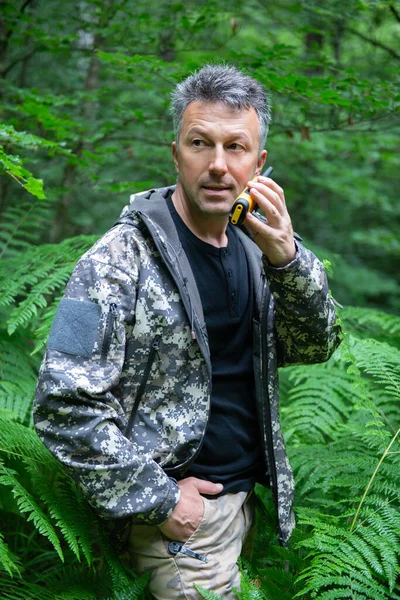 Dojrzały Mężczyzna Spacery Wędrówki Lesie Górskim Pomocą Zestawu Radiowego Mężczyzna — Zdjęcie stockowe