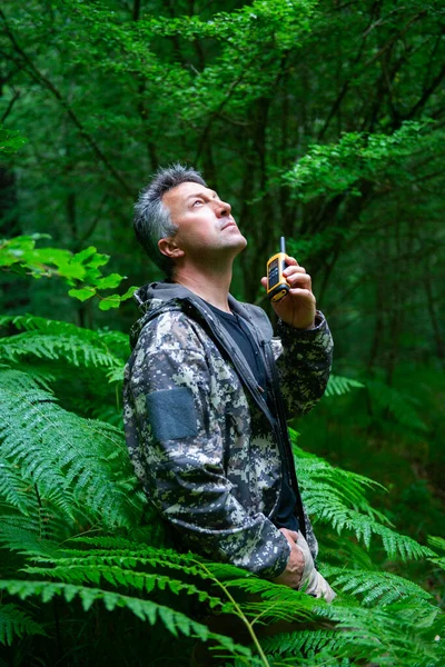 Dojrzały Mężczyzna Spacery Wędrówki Lesie Górskim Pomocą Zestawu Radiowego Mężczyzna — Zdjęcie stockowe