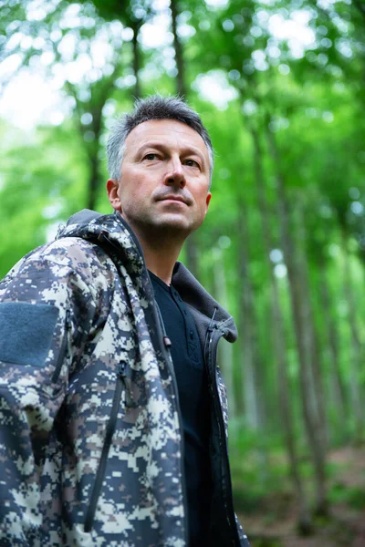 Uomo Maturo Piedi Escursioni Nella Foresta Montagna Primavera Maschile Ritratto — Foto Stock