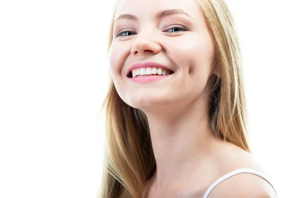 白い背景に美しい笑顔と健康的な歯を持つ幸せな若い魅力的なブロンドの女性 歯科衛生 ホワイトニング 義肢およびケア — ストック写真