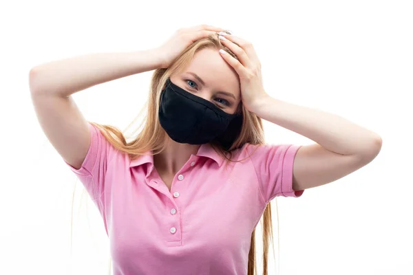 Junge Attraktive Blonde Frau Mit Schutzmaske Die Unter Quarantäne Steht — Stockfoto