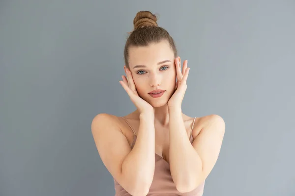 Retrato Uma Bela Jovem Com Pele Limpa Tratamento Beleza Cosmetologia — Fotografia de Stock