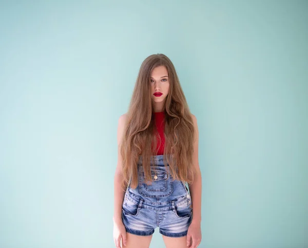 Piękna Młoda Kobieta Długimi Jasnymi Włosami Niebieskich Dżinsach Czerwonym Topie — Zdjęcie stockowe