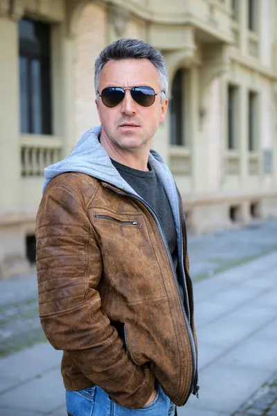 Städtisches Outdoor Porträt Eines Gutaussehenden Mannes Mit Sonnenbrille Streetstyle Frühling — Stockfoto