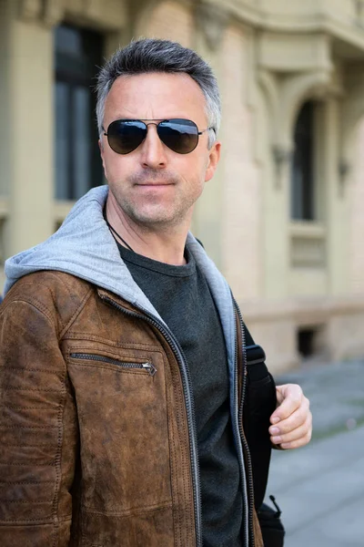 Retrato Urbano Aire Libre Hombre Guapo Con Gafas Sol Estilo — Foto de Stock