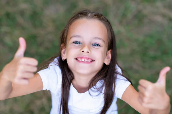 Linda Niña Con Pelo Castaño Largo Pulgares Hacia Arriba Sobre —  Fotos de Stock