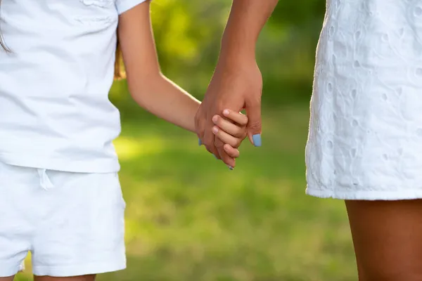 Mutter Führt Ihr Kind Sommer Die Natur Des Waldes Vertrauen — Stockfoto