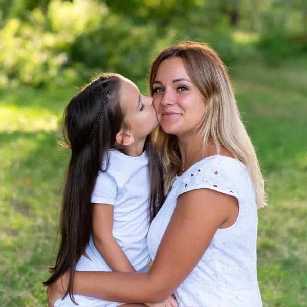 Liten Flicka Kramar Och Kysser Sin Mamma Sommar Skog Natur — Stockfoto