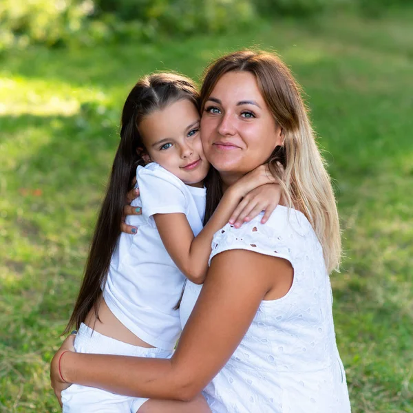 Menina Abraça Sua Mãe Verão Natureza Floresta Livre Retrato Mãe — Fotografia de Stock