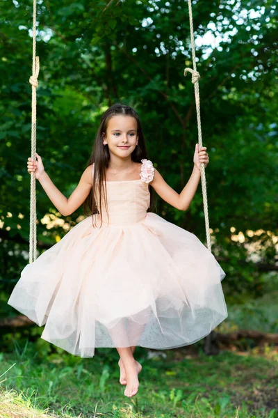 Mutlu Kız Parkta Salıncakta Sallanıyor Küçük Prenses Dışarıda Eğleniyor Yaz — Stok fotoğraf