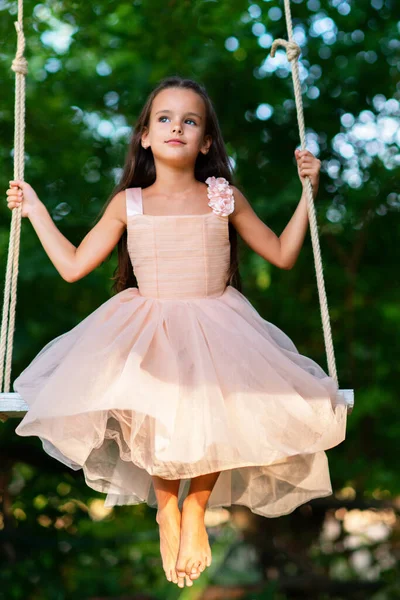 Chica Feliz Cabalga Columpio Parque Little Princess Tiene Diversión Aire —  Fotos de Stock