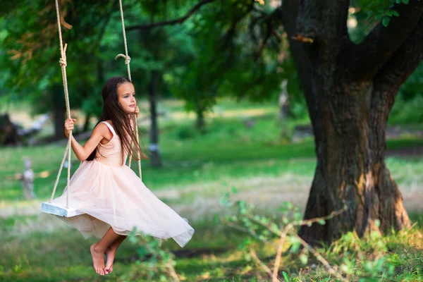 Joyeux Fille Monte Sur Une Balançoire Dans Parc Petite Princesse — Photo