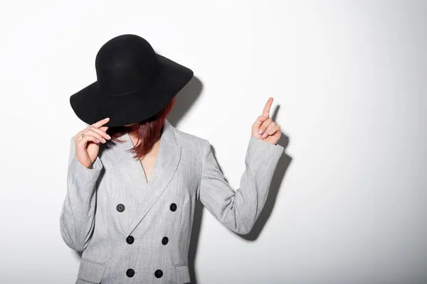 Misteriosa Mujer Joven Moda Sombrero Negro Apuntando Espacio Copia Donde — Foto de Stock