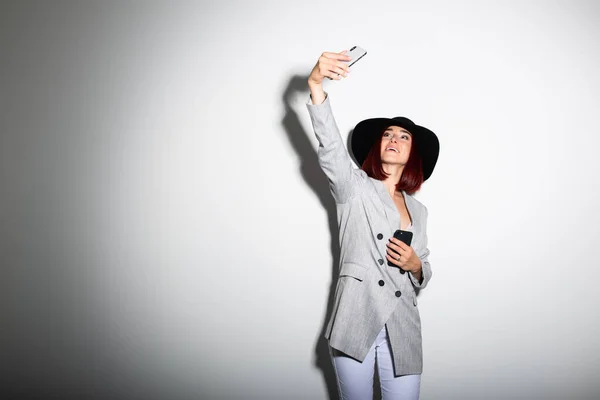 Mulher Elegante Jovem Usando Smartphone Retrato Interior Sobre Branco Moda — Fotografia de Stock