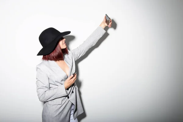 Giovane Donna Elegante Utilizzando Smartphone Ritratto Coperto Bianco Moda Ragazza — Foto Stock