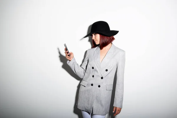 Mujer Joven Elegante Con Teléfono Inteligente Retrato Interior Sobre Blanco — Foto de Stock