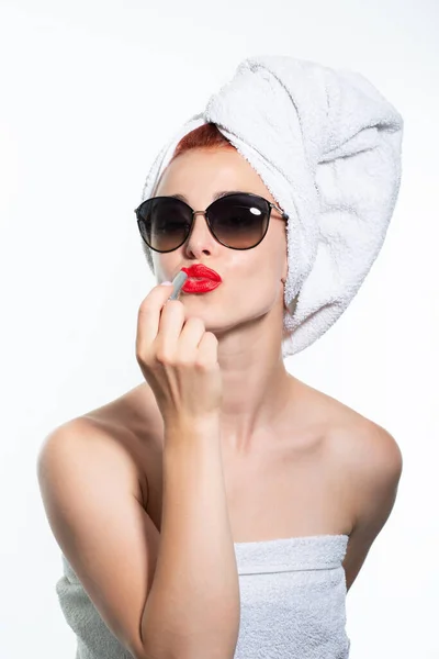 Divatblogger Reggel Fiatal Glam Csinos Törülközővel Napszemüveggel Teszi Smink Piros — Stock Fotó