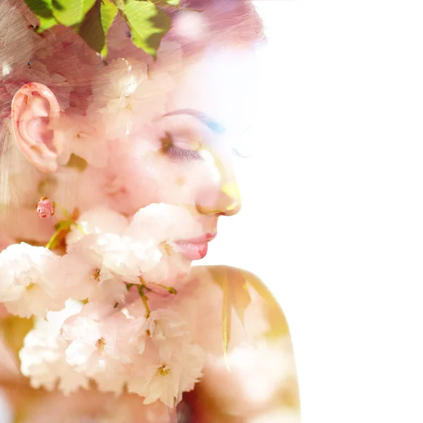 Schöne Junge Frau Mit Frühlingsblühenden Kirschbaumblüten Doppelbelichtung Schönheitsbehandlung Jugend Frühlingskonzept — Stockfoto
