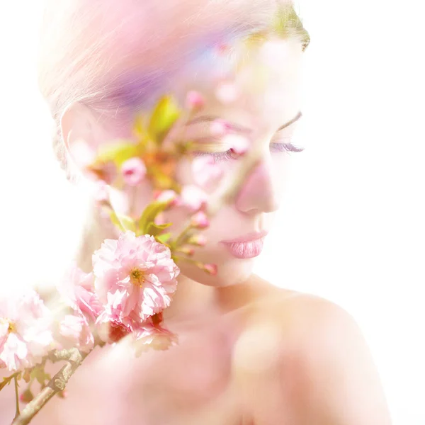 Gyönyörű Fiatal Női Arc Tavaszi Virágzó Cseresznyefa Virágokkal Dupla Expozíció — Stock Fotó