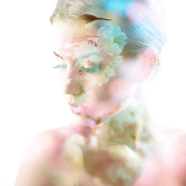 Piękna Młoda Kobieta Twarz Wiosennych Kwiatów Drzewa Wiśniowego Podwójna Ekspozycja — Zdjęcie stockowe