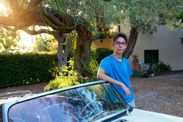 Schöner Fröhlicher Teenie Junge Steht Olivengarten Einer Italienischen Villa Sizilien — Stockfoto