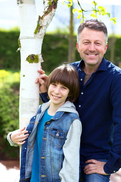 Pai Com Filho Andando Primavera Parque Bonito Homem Maduro Bonito — Fotografia de Stock