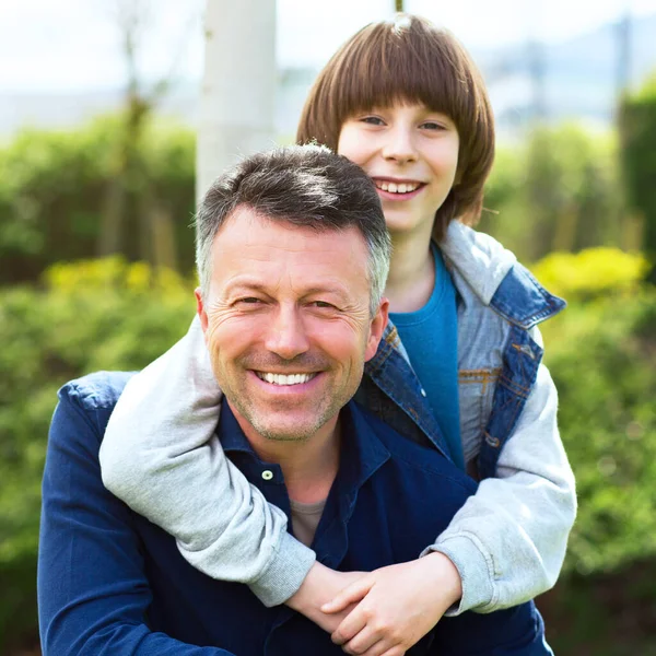 Vader Met Zoon Loopt Het Voorjaarspark Knappe Volwassen Man Schattig — Stockfoto