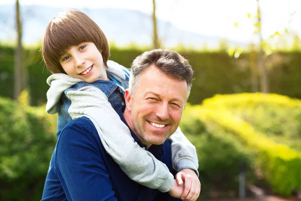 Padre Con Figlio Che Cammina Nel Parco Primaverile Bello Uomo — Foto Stock