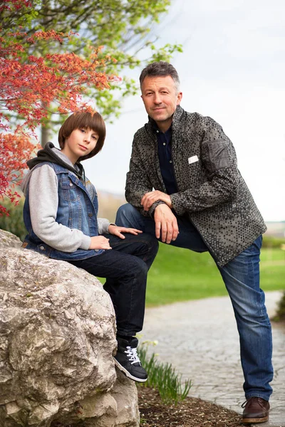 Père Avec Son Fils Qui Marche Printemps Bel Homme Mature — Photo