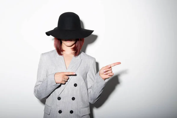 Mysterious Fashion Young Woman Black Hat Pointing Copy Space Can — Stock Photo, Image