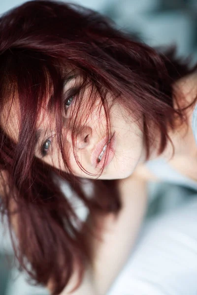 Schöne Junge Ingwerfrau Lässiger Kleidung Posiert Drinnen Natürliches Licht — Stockfoto