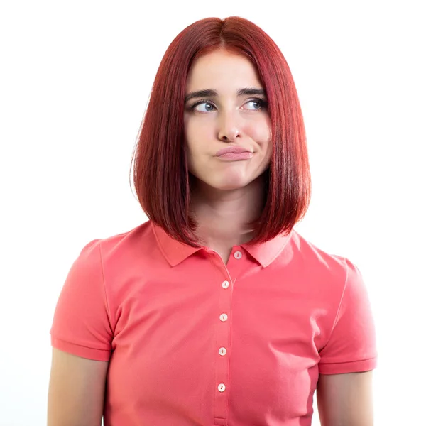 若い生姜の女性の顔の表情を使用してピンクのTシャツを着て疑問 将来についての不確実性 無力感 スタジオ白の背景に撮影 — ストック写真