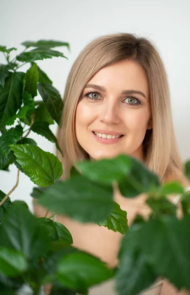 Schöne Ruhige Frau Mittleren Alters Mit Grüner Pflanze Natürlichem Licht — Stockfoto